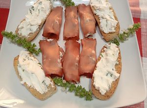 Foto di Involtini di bresaola ripieni di formaggio spalmabile alla rucola fatto in casa