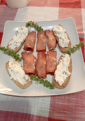 Foto di Involtini di bresaola ripieni di formaggio spalmabile alla rucola fatto in casa