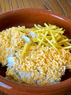 Una foto de Ensaladilla de merluza con patatas paja