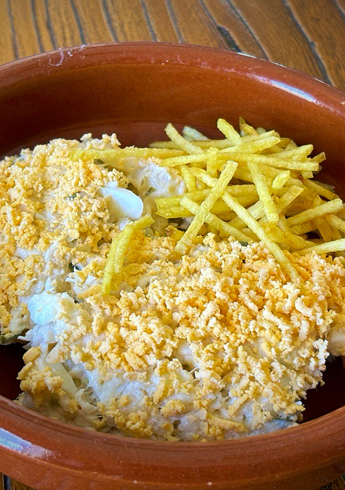 Una foto de Ensaladilla de merluza con patatas paja