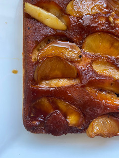 Una foto de Torta de manzana invertida matera