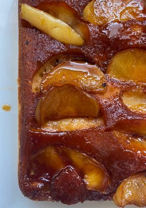 Una foto de Torta de manzana invertida matera