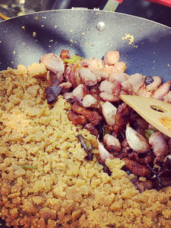 Una foto de Migas de harina con tocino, jamón bacon, salchichas, pimiento y ajo
