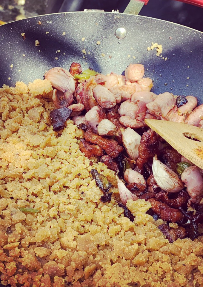 Una foto de Migas de harina con tocino, jamón bacon, salchichas, pimiento y ajo