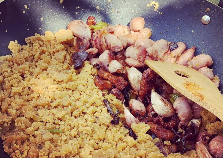 Migas de harina con tocino, jamón bacon, salchichas, pimiento y ajo