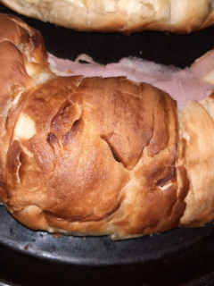 Una foto de Medialunas de jamón y queso