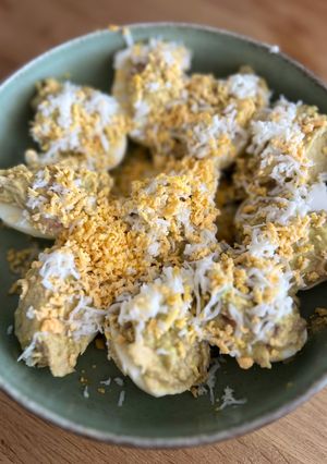Una foto de Huevos rellenos de crema de aguacate con caballa