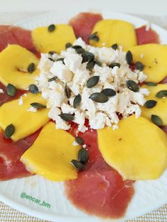 Una foto de Jamón con mango y queso feta