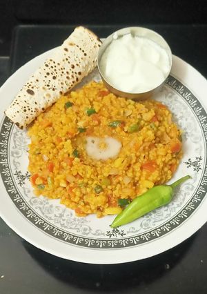 વેજ તડકા ફાડા ખીચડી (Veg Tadka Fada Khichdi Recipe In Gujarati) રેસીપી મુખ્ય ફોટો