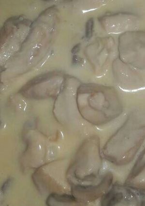 Una foto de Pollo con champiñón y crema ♡