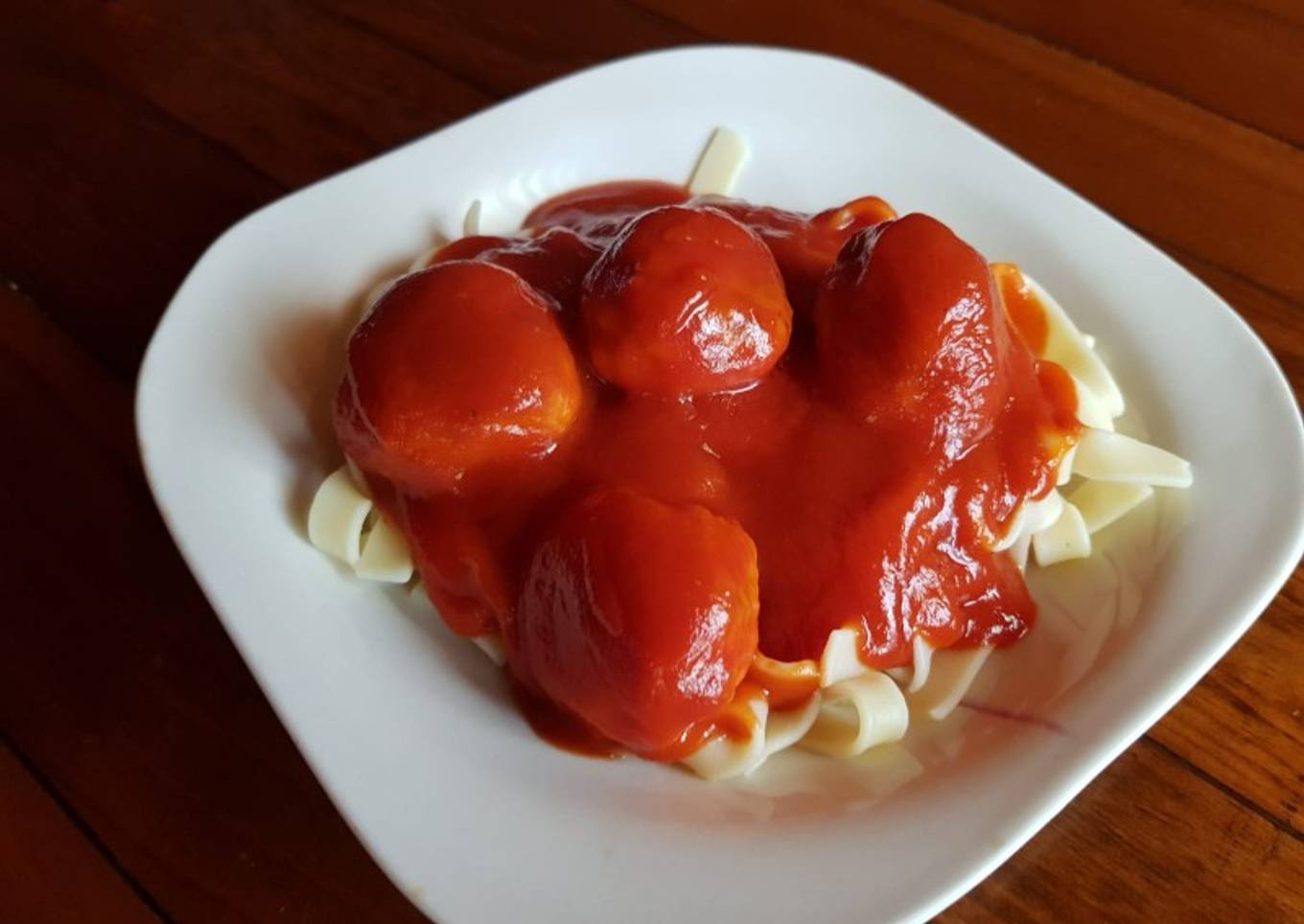 Pasta con albóndigas en salsa