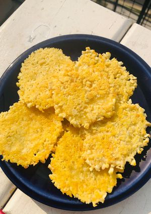 Una foto de Queso 🧀 en galletas!! 1 solo ingrediente, 5 minutos! Es pec ta cu la res 😋😋apto Keto