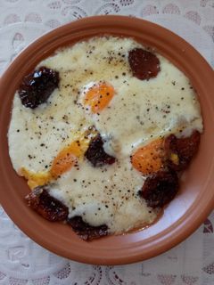 Фото Яичница с моцареллой и вялеными помидорами.