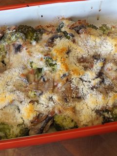 Una foto de Brécol al horno con champiñones