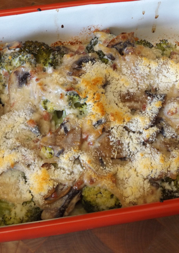 Una foto de Brécol al horno con champiñones