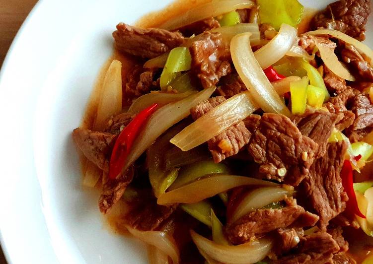 เนื้อผัดพริกหยวก