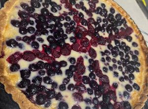 Una foto de Kuchen de arándanos y frambuesa
