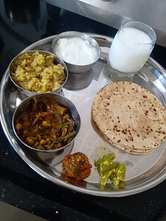 કાઠિયાવાડી થાળી રેસીપી મુખ્ય ફોટો