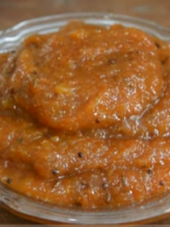 કાચી કેરી અને ડુંગળી ની ચટણી (Kachi Keri Dungri Chutney Recipe In Gujarati) રેસીપી મુખ્ય ફોટો