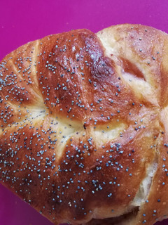 Una foto de Pan mimbre con mermelada de fresa