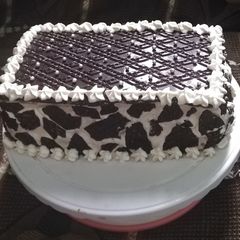 A picture of Giraffe themed chocolate cake.