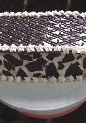 A picture of Giraffe themed chocolate cake.