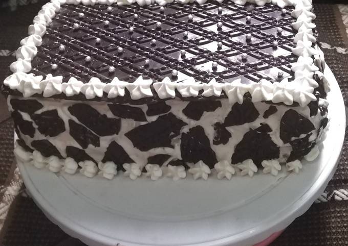 Step-by-Step Guide to Prepare Homemade Giraffe themed chocolate cake