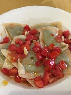 Una foto de Raviolis con espinacas y queso 🧀 ricotta🍝