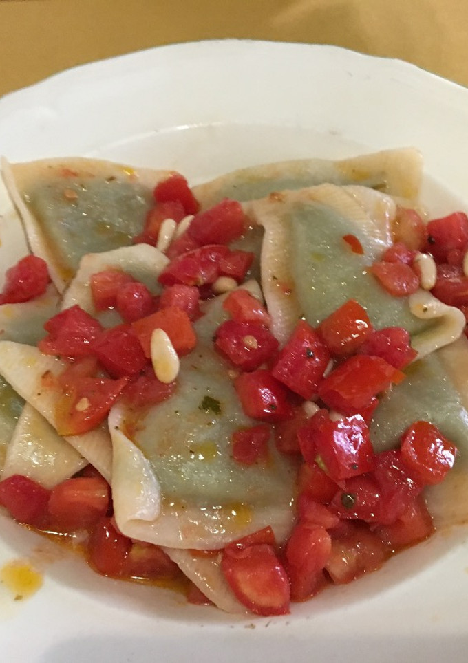 Una foto de Raviolis con espinacas y queso 🧀 ricotta🍝