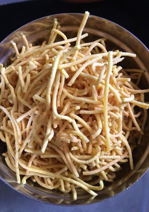 સેવ (Sev Recipe In Gujarati) રેસીપી મુખ્ય ફોટો