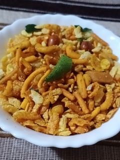 પૌવા નો ચેવડો (Pauva Chevdo Recipe In Gujarati) રેસીપી મુખ્ય ફોટો