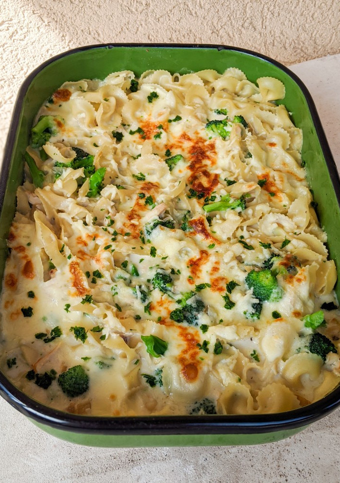 Una foto de Fideos gratinados en salsa de brócoli 🥦 y pollo 🍗