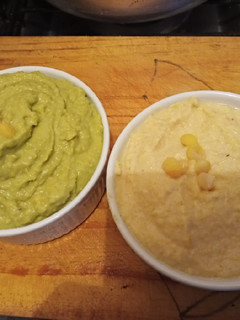 Una foto de Hummus de aguacate y solo
