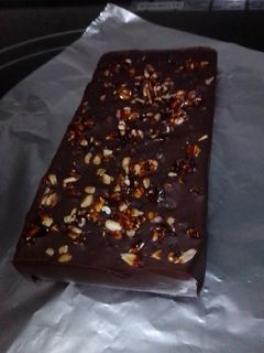 Una foto de Chocolate negro con pipas a la miel y sal