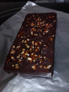 Una foto de Chocolate negro con pipas a la miel y sal