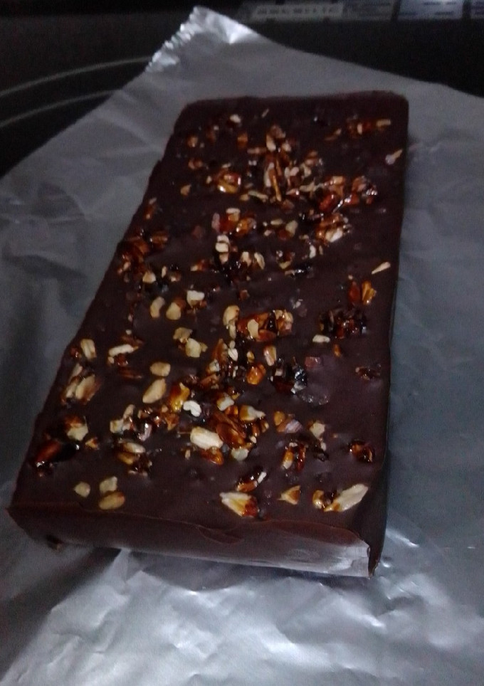 Una foto de Chocolate negro con pipas a la miel y sal