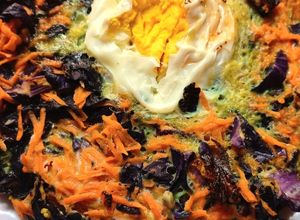 Una foto de Tortilla de Repollo Morado, Zanahoria y Huevos