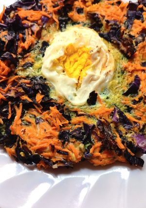 Una foto de Tortilla de Repollo Morado, Zanahoria y Huevos
