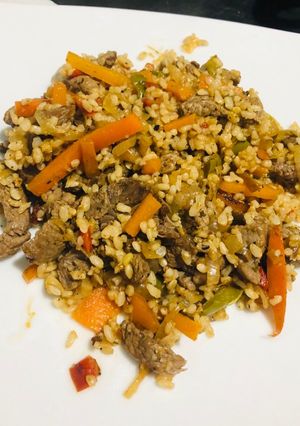 Una foto de Wok sano de carne o pollo