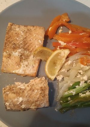 Una foto de Salmón en papillote con verduras