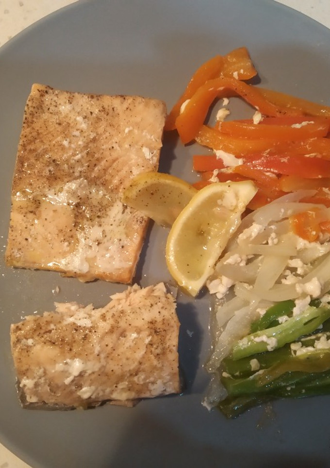 Una foto de Salmón en papillote con verduras