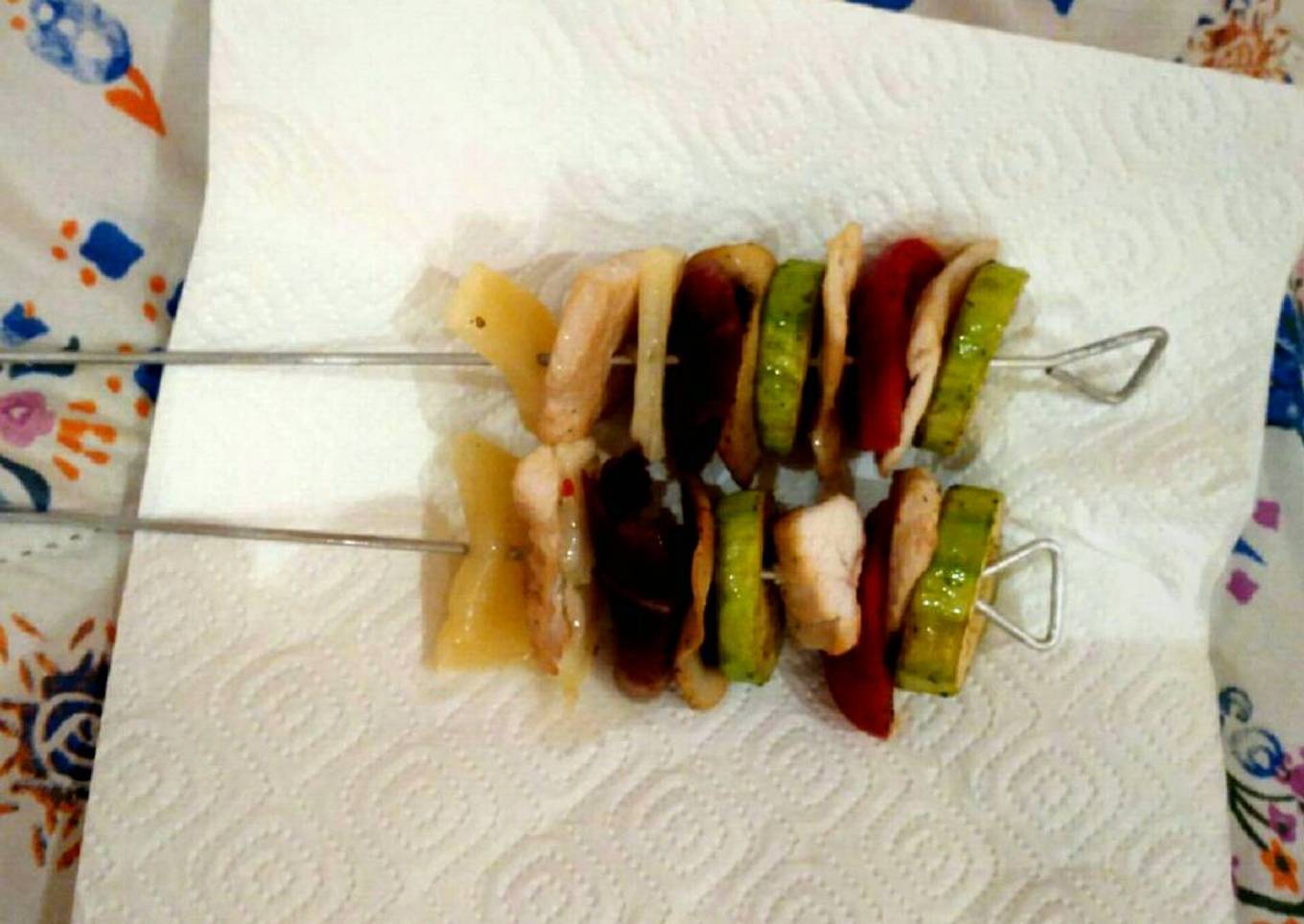 Banderillas pollo, calabacín, jamón serrano, queso y champiñón