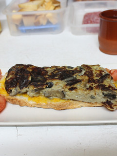 Una foto de Tortilla cuadrada de berenjena y queso