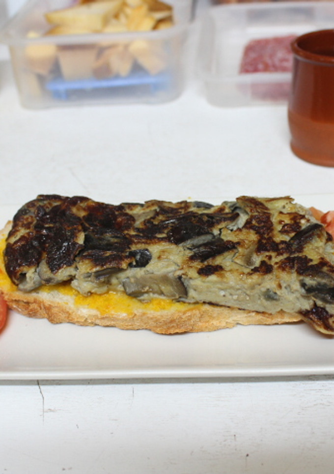 Una foto de Tortilla cuadrada de berenjena y queso