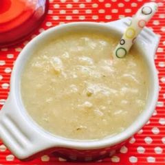 A picture of Baby food: Oats and apple porridge.