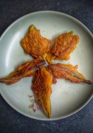 কাঁচা লঙ্কার পকোড়া (kacha lonka pakora recipe in Bengali) রেসিপির প্রধান ছবি
