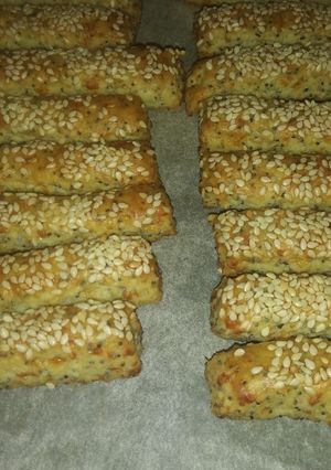 Mákos-sajtos-szezámmagos stangli recept fotója