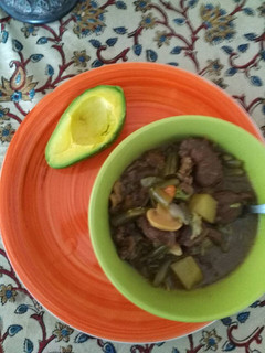 Una foto de Cetogénica: caldo de res con vegetales al estilo oriental