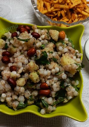 સાબુદાણા બટાકા ની ખીચડી (Sabudana Bataka Khichdi Recipe In Gujarati) રેસીપી મુખ્ય ફોટો