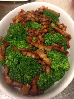 Una foto de Brócoli con panceta fresca